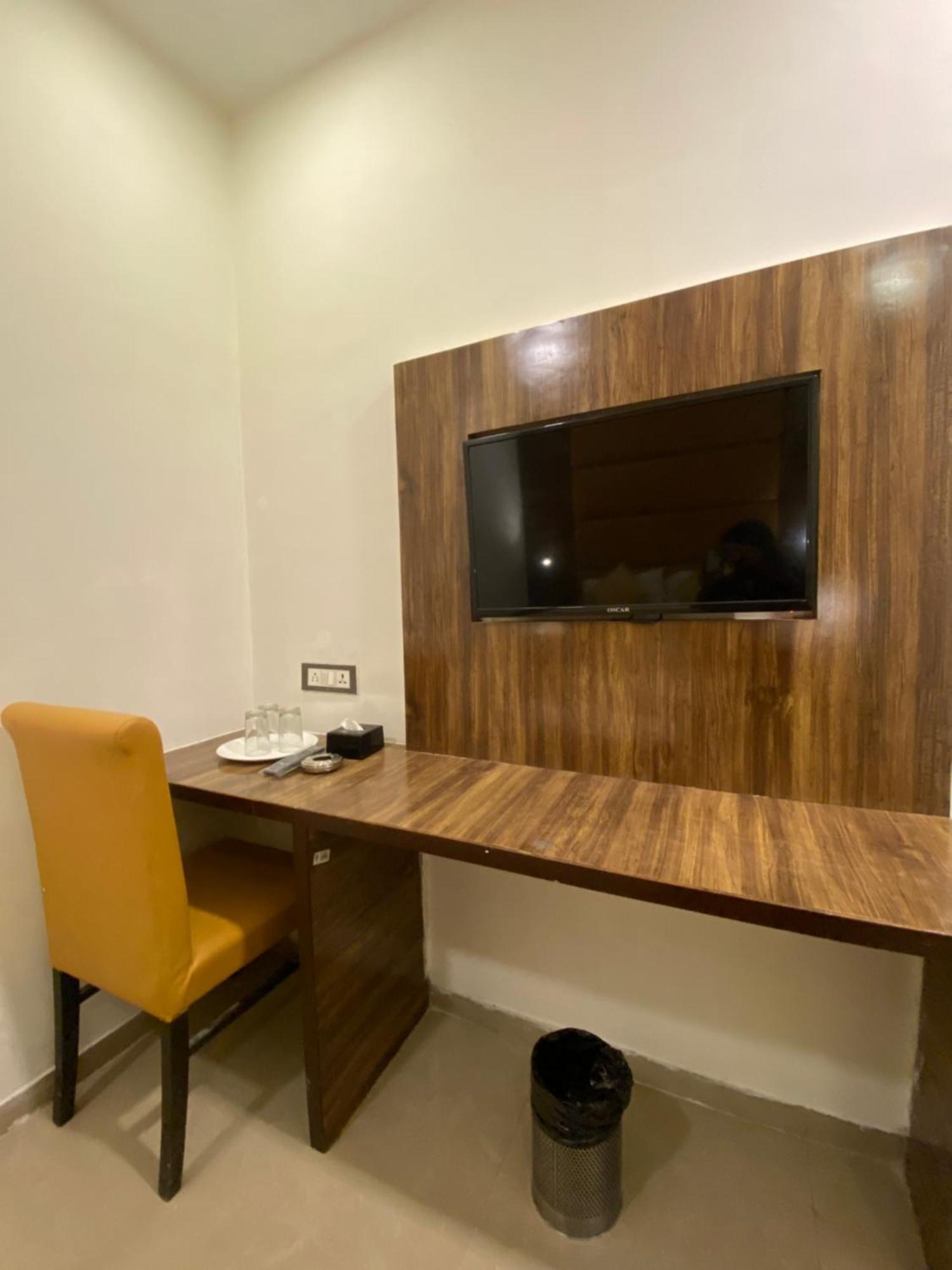Hotel Blue Wellington - Near Airport Bombaj